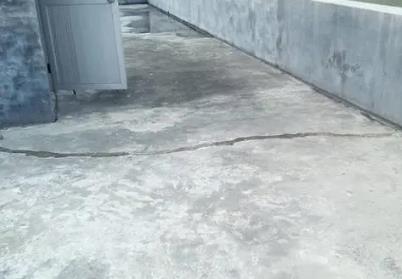 托克逊楼顶漏水维修公司分享下如何解决卫生间隐蔽部位漏水的问题?