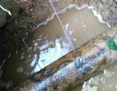 托克逊楼顶渗水维修公司分享下地暖漏水的原因及检测方法。